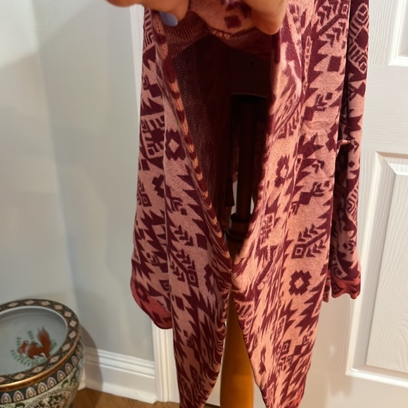 Denim & Co poncho Aztec open front cape Jacquard contract trim pink plus size - Picture 3 of 11